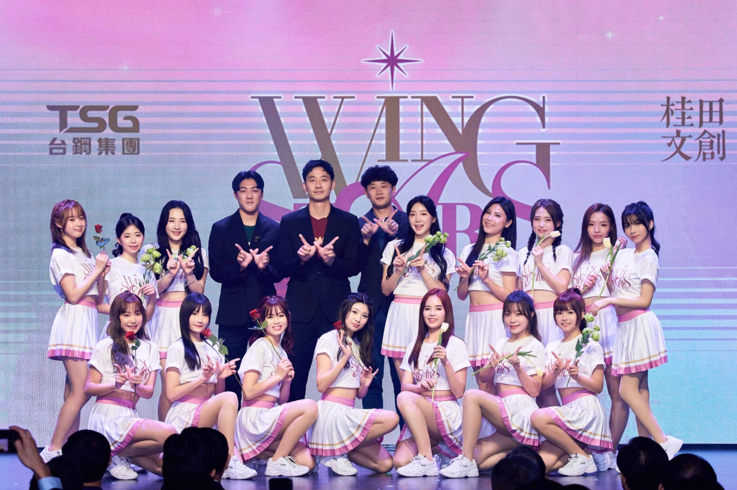 Read more about the article 台鋼第4隊Wing Stars啦啦隊成軍 雄鷹投手陳宇宏獻祝褔