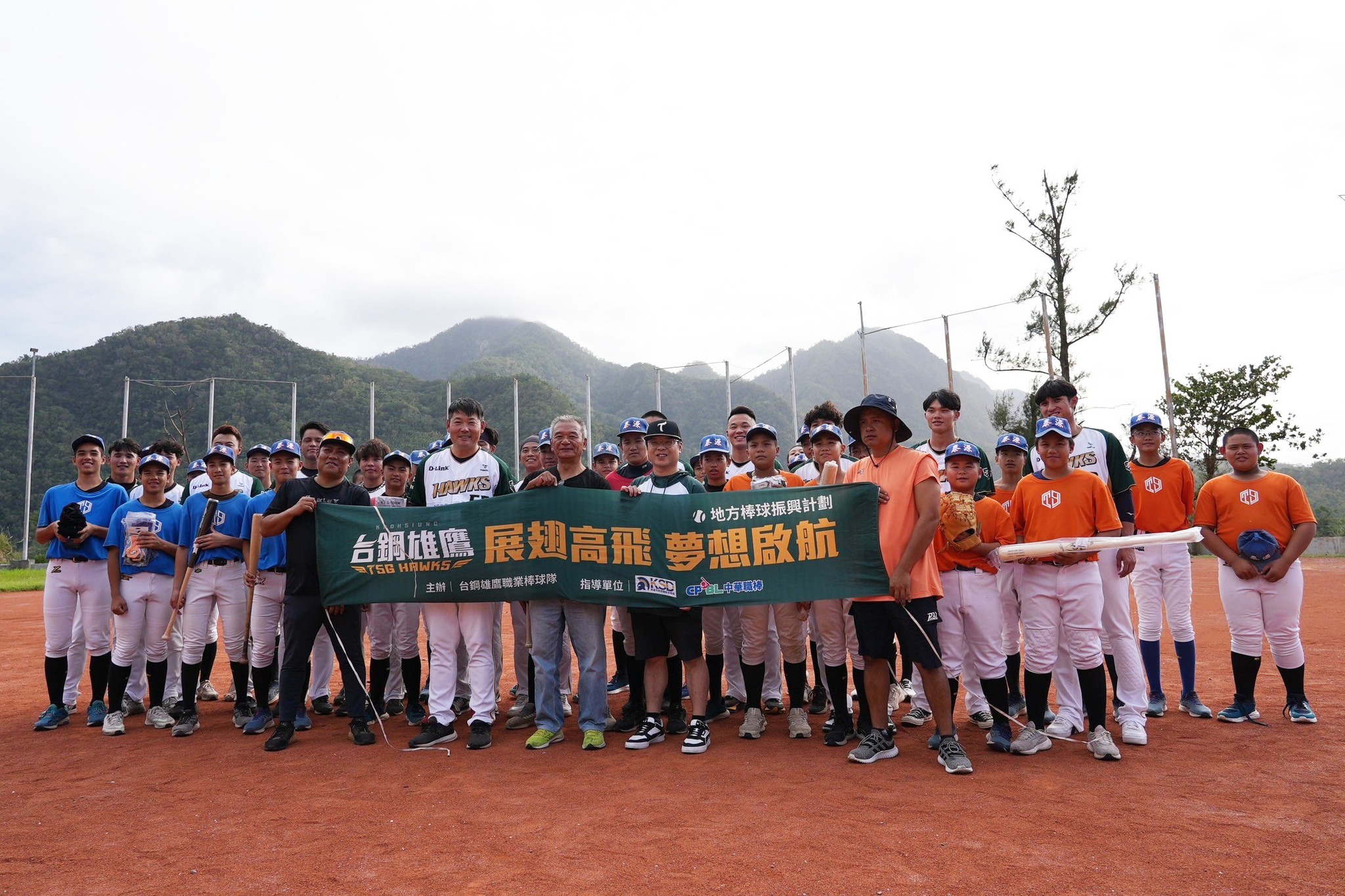 Read more about the article 台鋼雄鷹飛向台東 黃甘霖教練率外野群造訪泰源國中