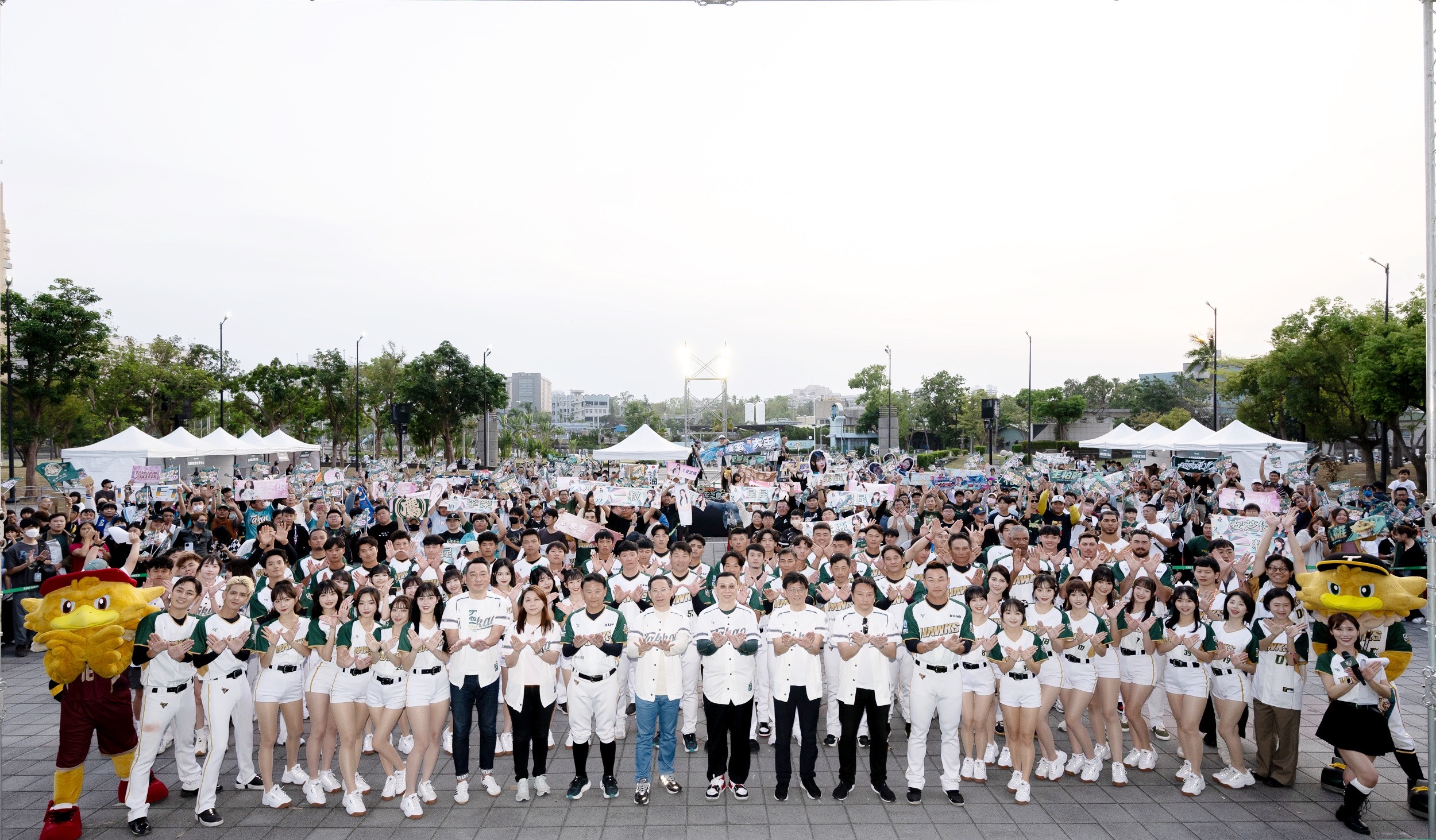 Read more about the article 車隊掃街、開幕戰前夜造勢活動 台鋼雄鷹嗨翻高雄